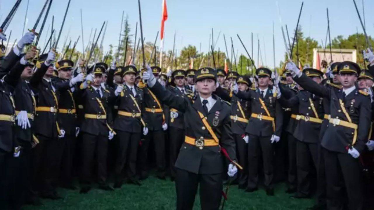 Kılıçlı yemin 7 kez reddedildi, disiplinsiz tören cezayı getirdi